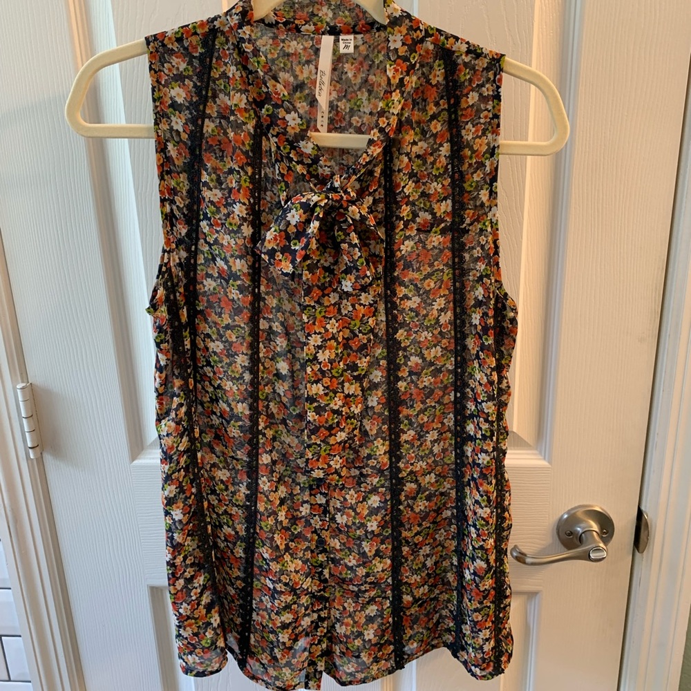 EUC ⭐️Nordstrom Bellatrix floral tie neck blouse